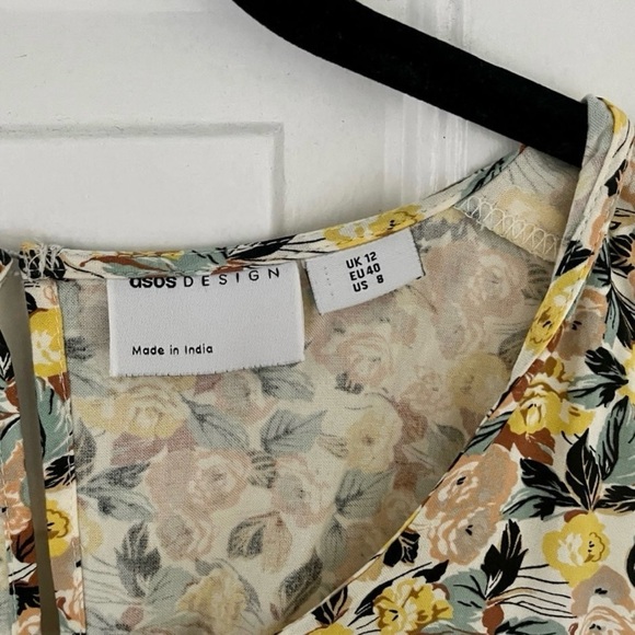 ASOS sleeveless floral romper with pockets - Picture 3 of 5